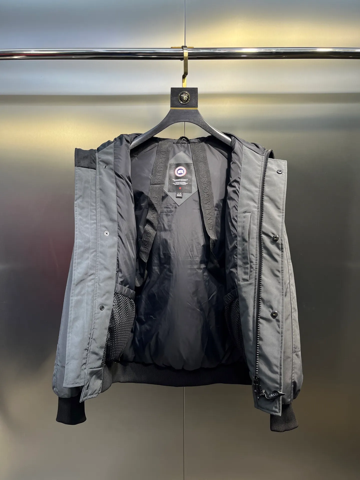 P780 high-end version (new version of Big Goose 01) Canada Goose Canada Goose #Chilliwack 7999M bomber jacket short down jacket/01 model #Men and Women Same Style# ➖ Genuine synchronous anti-counterfeiting chip sensor! ➖ Imported 21S polyester-cotton blended original fabric [last year’s 16S/18S hard fabrics have been completely eliminated, this year all use 21S genuine synchronous fabrics, the soft mid-strap feels delicate and textured], genuine synchronous Feather-Light 10D waterproof coating fabric, made of 84.5 polyester fiber and 15.5 cotton, 100% the best feel in the entire network! ➖ The genuine official website is synchronized with the national standard 80 white duck down, you can check the official website customer service, there will never be a series of misleading claims such as 90 down or goose down! ➖ Using the best nylon lining with double double-layer sealing design, velvet-proof No. 7 needle + grid-filled down ready-made garments, there is 100% no so-called velvet running! ➖ The cuffs are designed with thickened seamless threads, and the collar and pockets are lined with top-quality polar fleece to keep you warm and comfortable! ➖ Yoshida YKK provides original custom-made electroplated sliders. YKK two-way lockable zippers are tight and smooth and will not peel off paint! ➖ 3M composite guarantees that the Velcro is the same as the original, durable, and all accessories and hardware are custom-made! ➖ Imported BEHRINGER embroidery machine to customize the 10,000-needle embroidery logo, 98% of which can be reproduced to restore the original logo. You can check and compare on the official website! ➖ The fur collars are all made of large pieces of Western Canadian blue wolf hide, ensuring that each fur collar is 13-15cm wide!   Size:XS-XXL